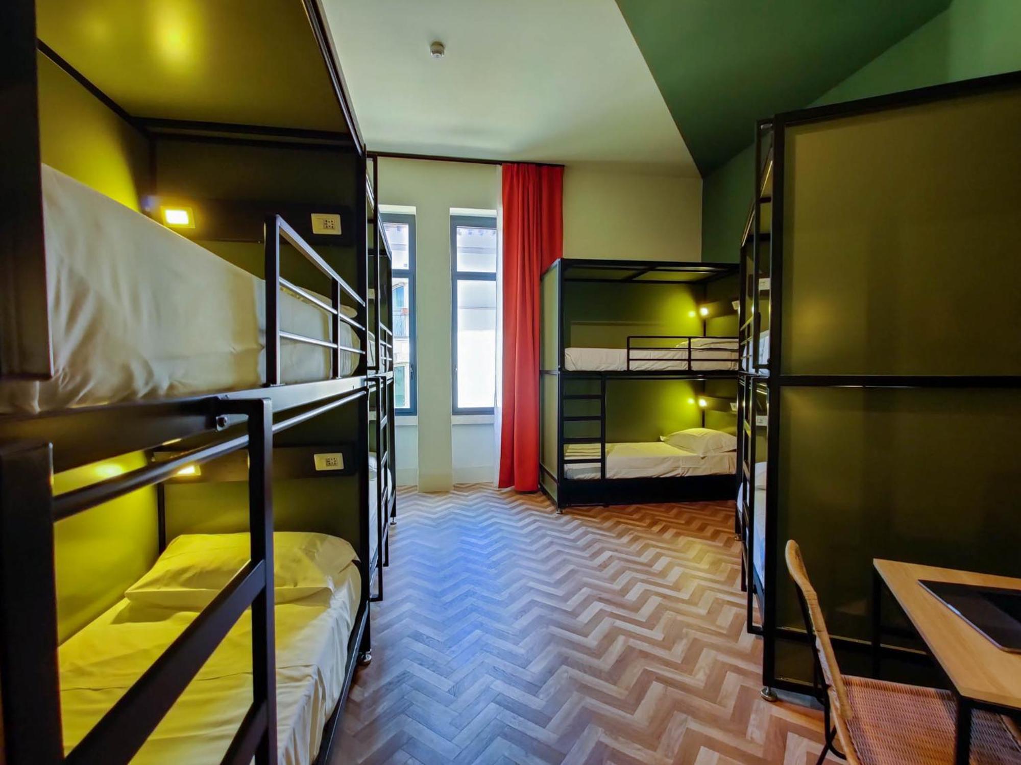 Cama em Dormitório Misto com 8 Camas